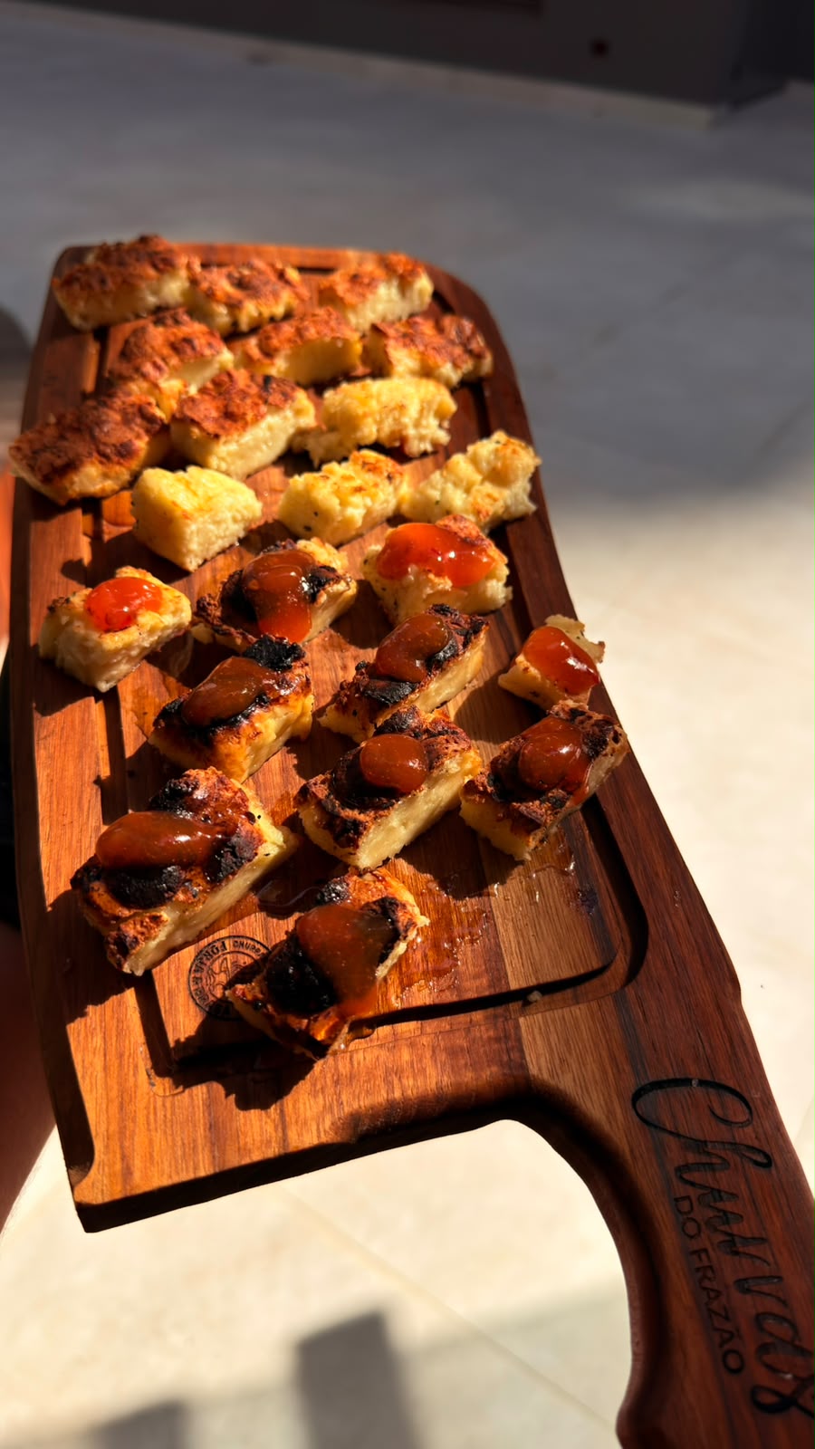 Tábua de carnes e acompanhamentos