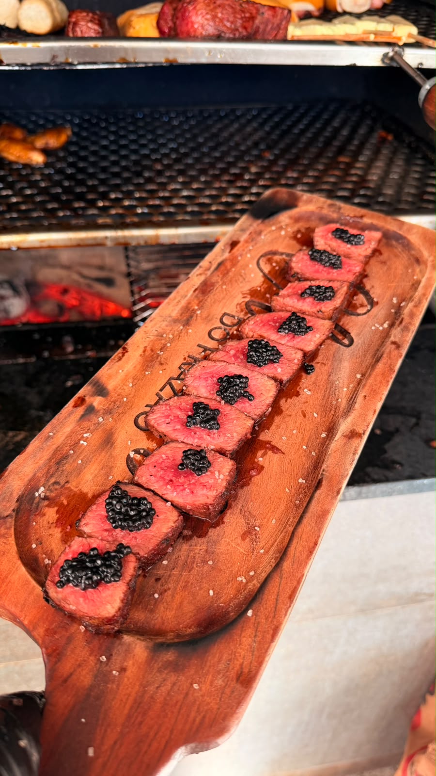 Corte de carne fatiado na tábua