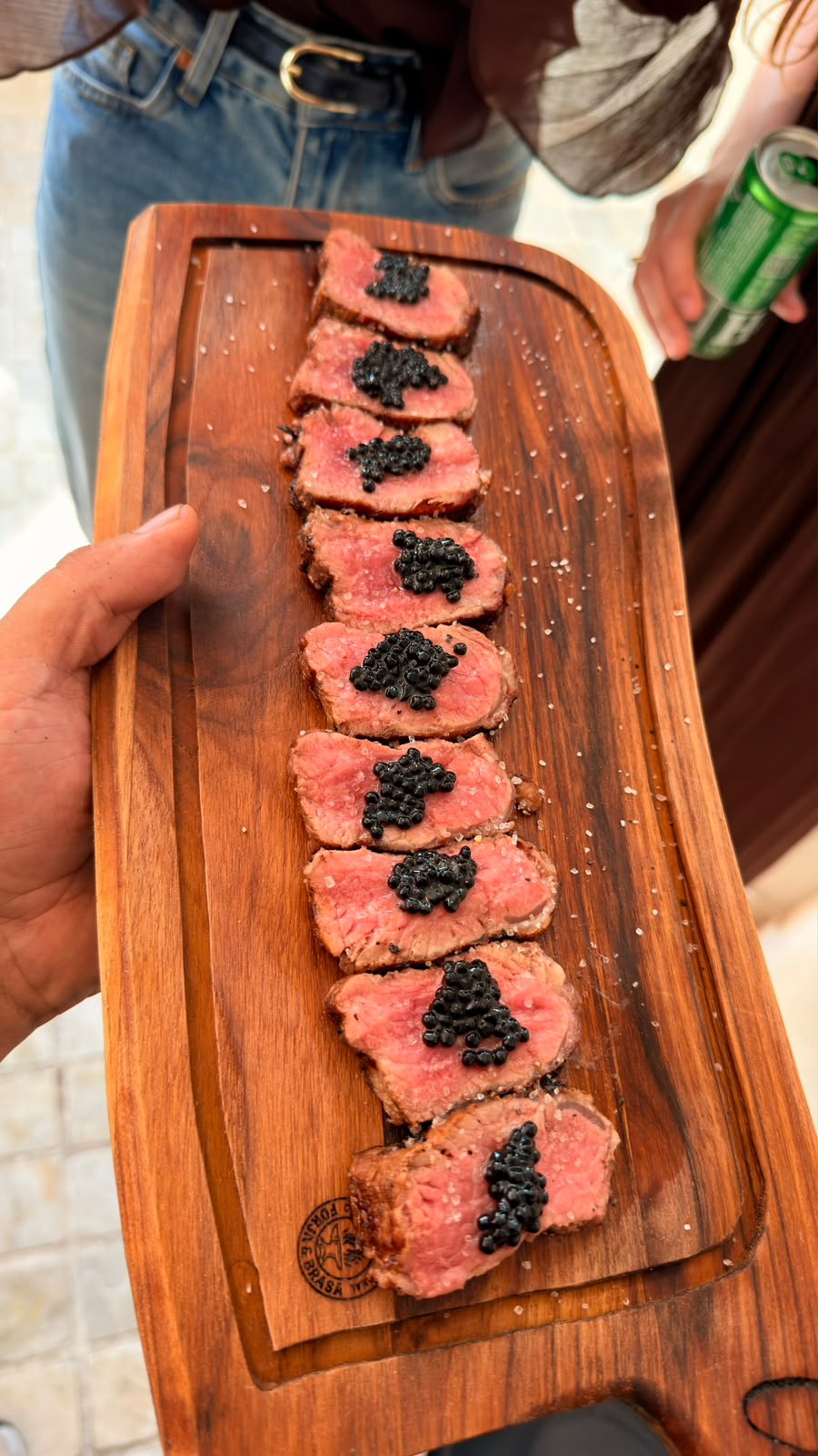 Carne nobre fatiada na tábua