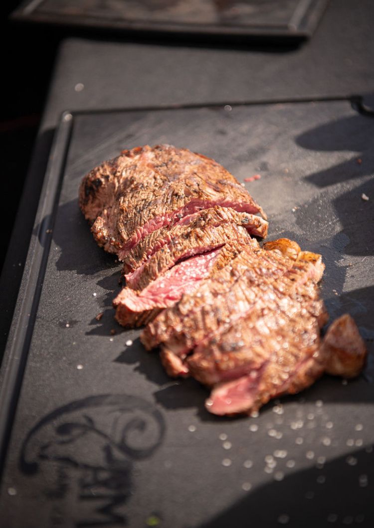 Fatiamento de carne na tábua do buffet