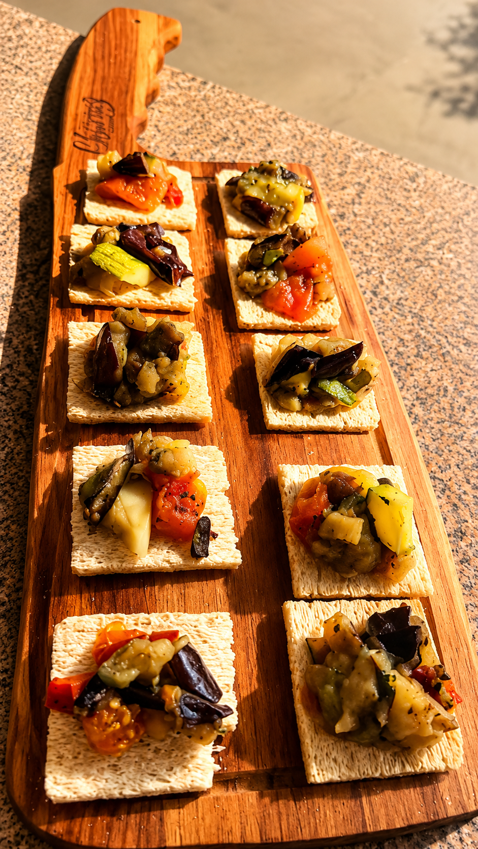 Canapés crocantes com legumes grelhados servidos na tábua