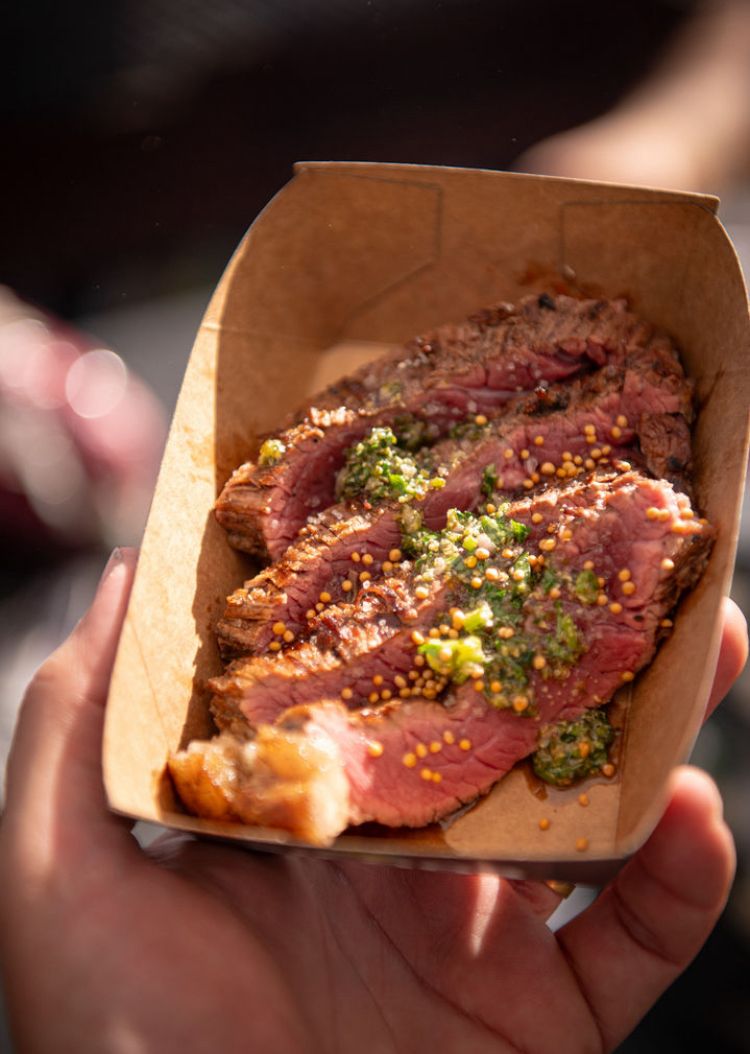 Fraldinha fatiada com chimichurri no Carrinho do Frazão